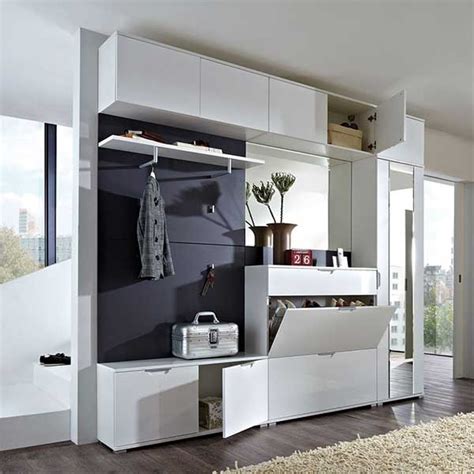 Besonders modern und trendig und auch sehr platzsparend ist eine künstlerische anbringung von wandhaken bei der sie ihrer kreativität. Kleiner flur garderobe