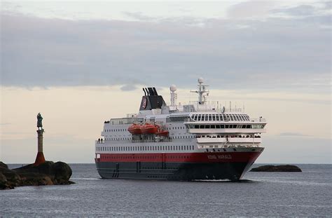 Read 21 hurtigruten kong harald cruise reviews. Kong Harald Foto & Bild | world, hafen, norwegen Bilder ...