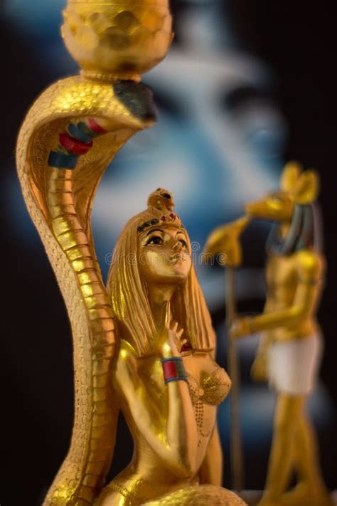 egyptische beeldjes anubis cleopatra en slang stock afbeelding image of archeologie egypte