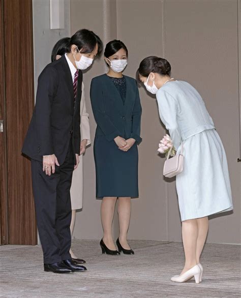 japan s princess mako marries commoner loses royal status