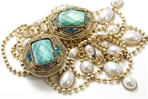 8 Pretty Pieces Of Vintage Jewelry You Need Like Now
