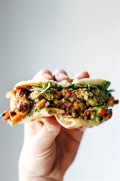 'falafel naan ekmek kızarmış'' fotoğrafları satın alınan telifsiz lisansın koşullarına göre kişisel ve ticari amaçlar için kullanılabilir. Spicy Falafel and Roasted Veggie Naan-wich | Recipe | Best ...