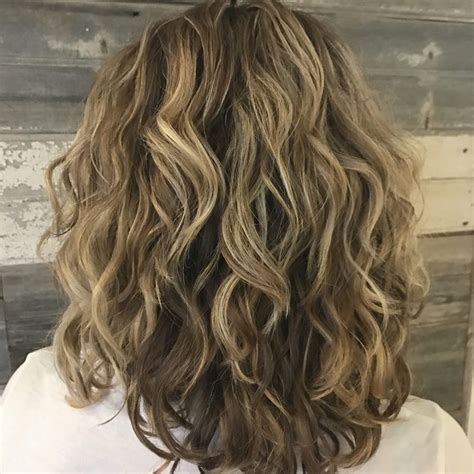 Inspirations Shoulder Length Wavy Layered Hairstyles With Highlights