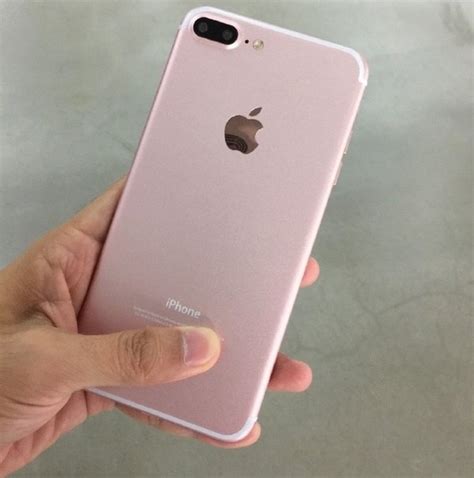 Seri plus memiliki ukuran dimensi 158.2 mm x 77.9 mm x 7.3 mm dengan berat 188 g. Inikah penampakan iPhone 7 Plus dengan warna rose gold ...