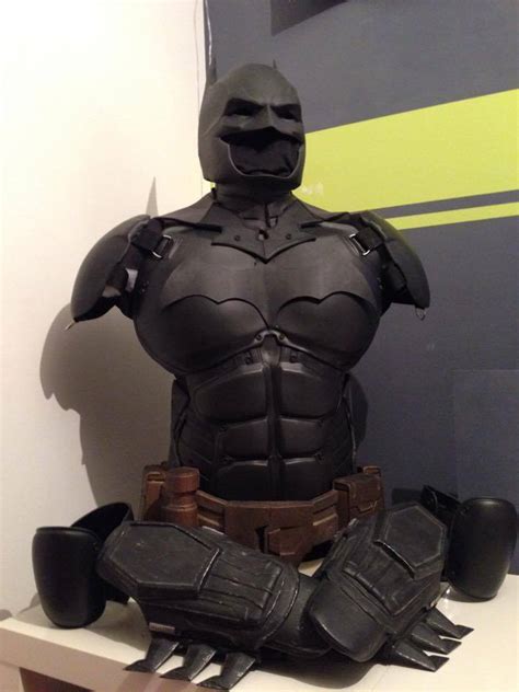 Модель бэтмена. Кевларовая броня Бэтмена. Костюм Бэтмена на 3д принтере. Реалистичный костюм Бэтмена. Костюм Бэтмена в броне.