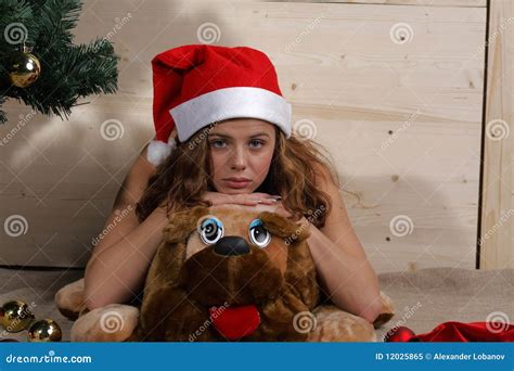 Naakte Vrouw In De Hoed Van De Kerstman Stock Afbeelding Afbeelding Bestaande Uit Kerstmis