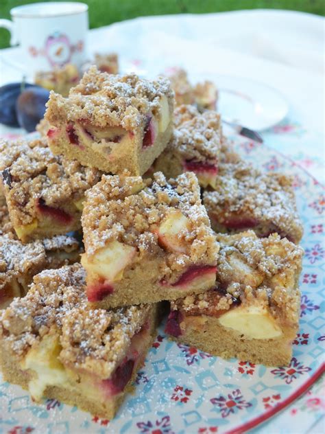 Ein stück davon hilft einem schon mal für ein paar stunden über die runden. Herbstliches Kuchenglück! Zwetschken-Apfel-Kuchen mit ...