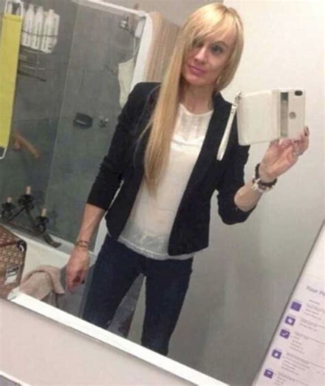 Worst Selfie Fails 17 Photos Tell People Totally Forgot