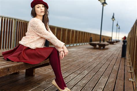 hình nền metart đàn bà váy đỏ brunette băng ghế ngồi váy lan can bề mặt gỗ beret Đầu