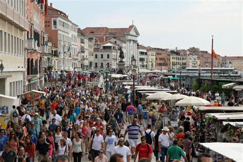 Viele Leute Und Touristen Um Venedig Redaktionelles Foto Bild Von