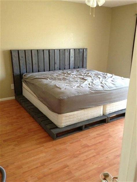 It gives you a better visual of how pallet beds are put. DIY 20 Pallet Bed Frame Ideas | 99 Pallets