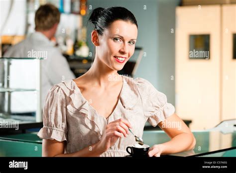 Frau In Einem Coffee Shop Oder Café Genießt Ihr Cappuccino Stockfotografie Alamy