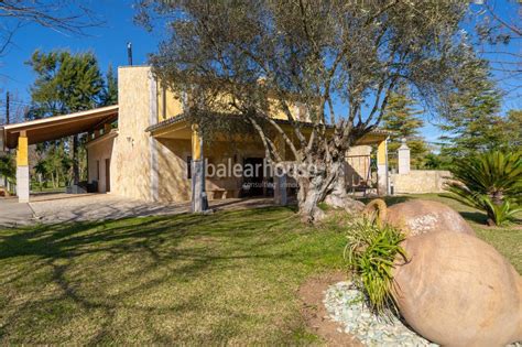 Impresionante Villa Con Una Noble Arquitectura En Una Extensa Parcela Invadida Por El Verde