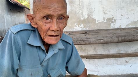 Kakek 74 Tahun Jalan Belasan Km Demi Hidupi Anak