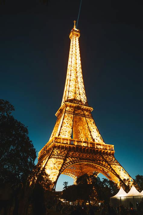 Tour Eiffel éclairée à Paris · Photo Gratuite