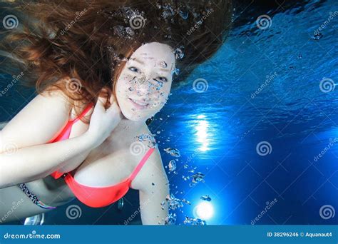 Vrouw Onderwater Stock Foto Image Of Roze Duiker Leven