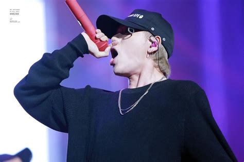 8 Idols With Unique Microphones That Perfectly Match Their Personality