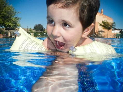 Niño Nadando En Una Piscina Foto Premium