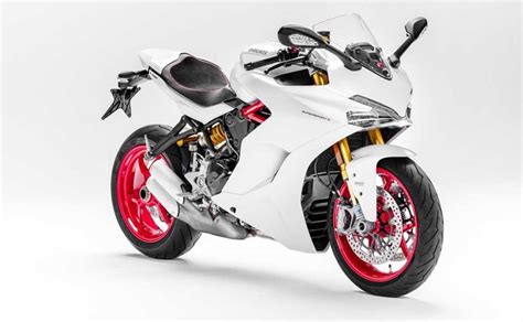 Esta ducati supersport es potente, ligera y fácil de pilotar, así ha sido diseñada y para que cumpla estos requisitos en borgo panigale la han dotado del paquete ducati el catalogo de accesorios de la ducati super sport 939 dispondrá, como es habitual en la marca italiana, de un completo kit para. Ducati SuperSport vs Suzuki GSX-S1000F vs Kawasaki Ninja ...