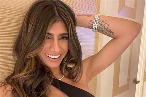 Ex Pornhub Star Mia Khalifa Teases Fans With Cheeky Topless Shower Snap Lathered In Soap Daily