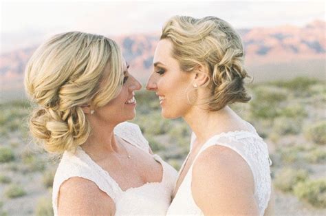 Holly And Lynnes Serene Private Elopement In The Nevada Desert Love Inc Maglove Inc Mag