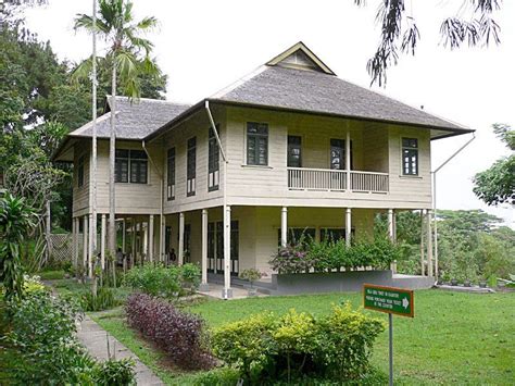 Il est aussi possible de venir y déjeuner, et de goûter aux grands classiques de la. Agnes Keith House, Sandakan, North Borneo | Beautiful ...