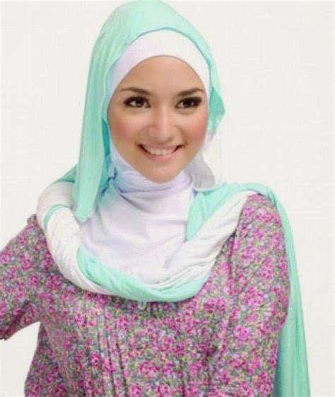 Ia anak dari pasangan iwan siregar yang memiliki keturunan darah belanda dan yanny christina yang memiliki darah sunda. Citra Kirana: Cantik Berhijab VI