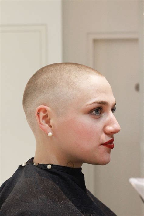 女性は彼女の頭の禿げを剃ります イートローカルネズ