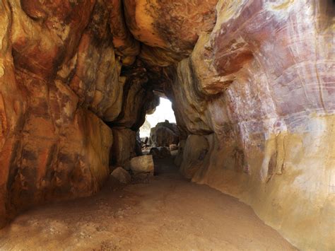 File:Bhimbetka Caves, Madhya Pradesh.jpg - Wikimedia Commons