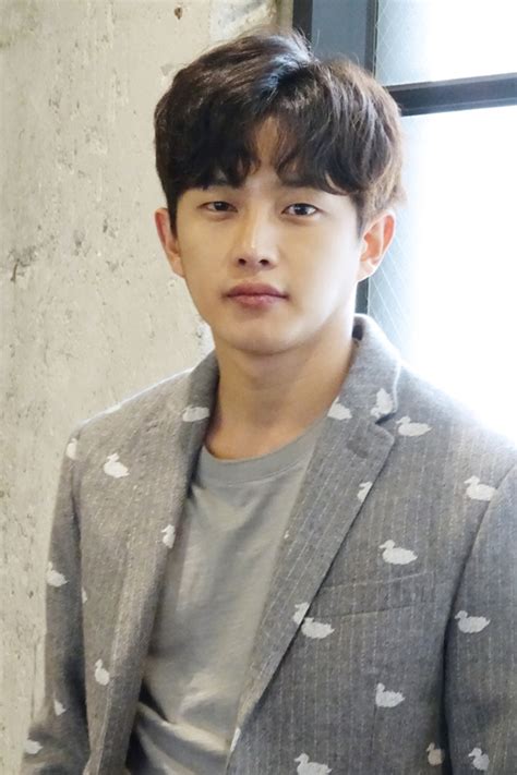 SHINee S Onew And Actor Kim Min Seok To Enlist In Army Today Koreaboo