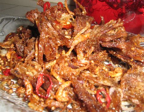 Ukuran yang diperlukan dalam membuat celana pria: daging tumbuk (gepok), sayur air petola dan cendawan ...