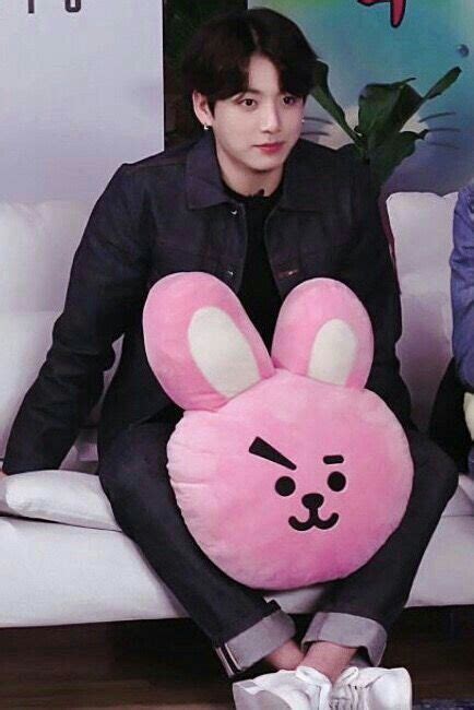 A 21 ans, saphir mène une existence planifiée à la seconde près, entre ses cours de littérature à l'université le jour et son job de serveuse la nuit. Foto Jungkook Bts Dan Bt21