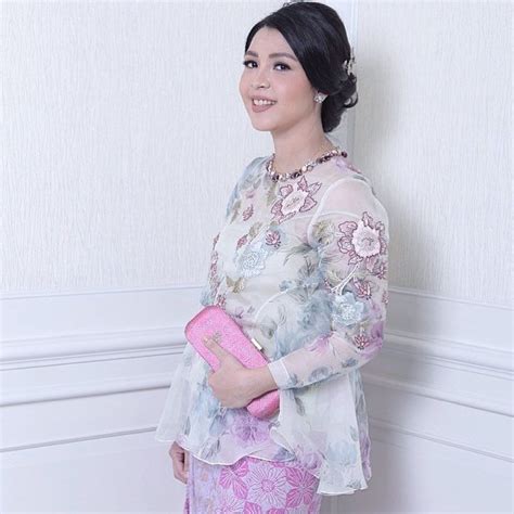 May 31, 2021 · ada yang kegiatannya hanya menulis saja, ada yang ibu rumah tangga, dan ada yang pegawai kantoran. 30 Model Baju Kondangan Buat Ibu Menyusui - Model Baju ...