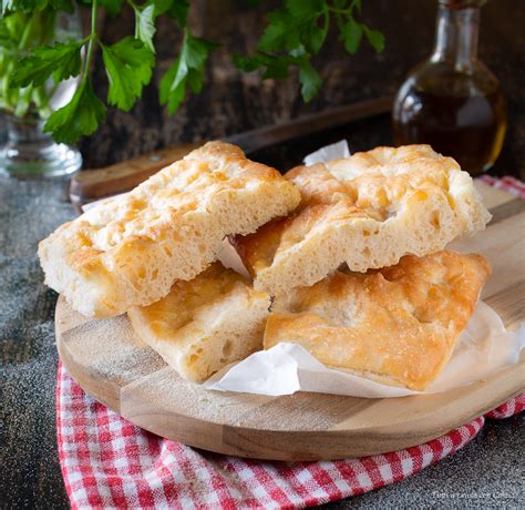 La focaccia in padella è una focaccia rustica veloce cotta in padella, senza forno. FOCACCIA MORBIDA CON LIEVITO MADRE ricetta come in panificio