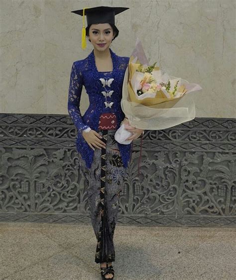 Untuk mendapatkan busana keluarga modern untuk wisuda. Mau Wisuda ? Cek Inspirasi Aneka Model Kebaya Wisuda ...