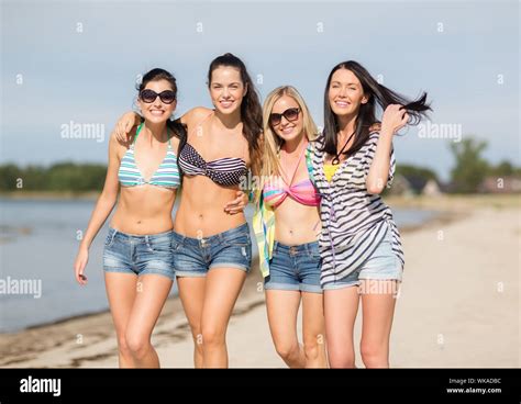 Chicas En Bikini Caminando Por La Playa Fotograf A De Stock Alamy