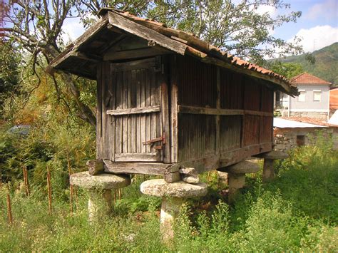 También anexos en madera con paneles prefabricados para ampliaciones de oficinas y viviendas. Grenier galicien — Wikipédia