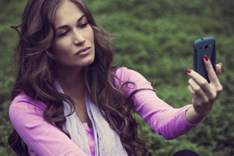 6 Easy Tips To Look Good In Selfies