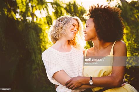 Heureux Couple De Lesbiennes Photo Getty Images