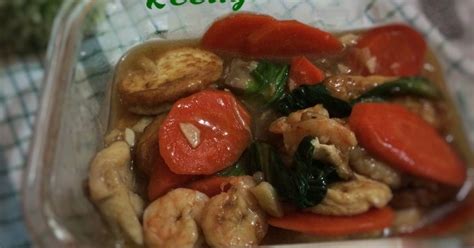 Tumis bawang putih, bawang bombai, dan jahe sampai harum. Resep Sapo Tahu Seafood oleh Ary Wardani - Cookpad