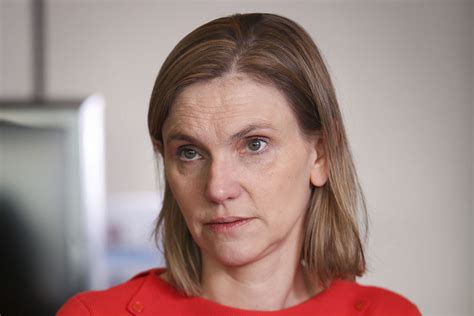 Les enchères pour l'obtention des fréquences seront lancées en septembre, pour une attribution aux opérateurs. Agnès Pannier-Runacher va recruter les 1000 (femmes) de l ...