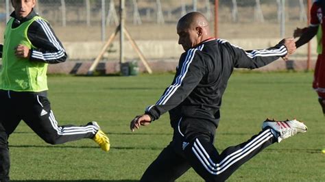 Contact roberto carlos / sivasspor on messenger. Roberto Carlos beraberlikten memnun - Eurosport