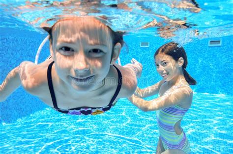 glückliche kinder schwimmen im pool unter wasser die schwimmenden mädchen stockbild bild von