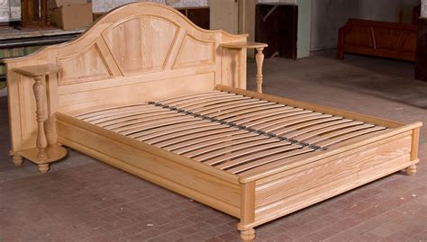 Кровать из деревянные паллеты фото