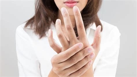 Le mani che cambiano colore possono essere sintomo di una pericolosa patologia ecco cos è la