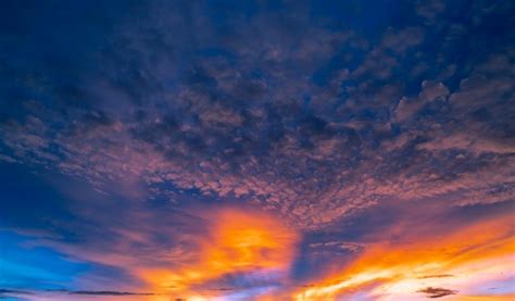 Premium Photo Beautiful Sunset Sky Golden And Orange Sky And Clouds