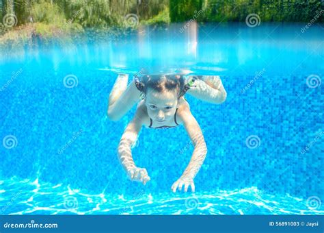 Kinderschwimmen Im Pool Unterwasser Stockbild Bild Von Familie Unterwasser