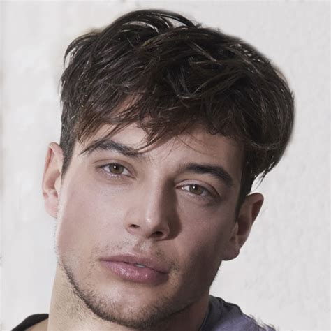 Si tratta di uno skin fade meno marcato, partendo da una rasatura non zero assoluto e molto più italian. Tagli capelli Uomo 2020 di tendenza in 150 immagini