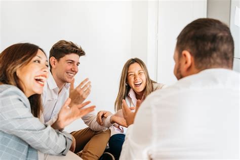 Grupo Multirracial De Compañeros De Trabajo Riendo Juntos Descargar Fotos Gratis