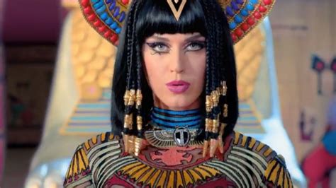 See 5 Stunning Beauty Moments From Katy Perrys New Dark